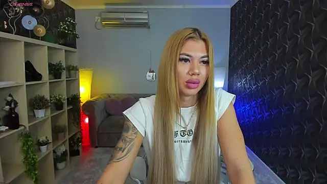 Snapshot of xPuka chatting on 28, 9, 2025 xPuka online show from 28, 9, 2025