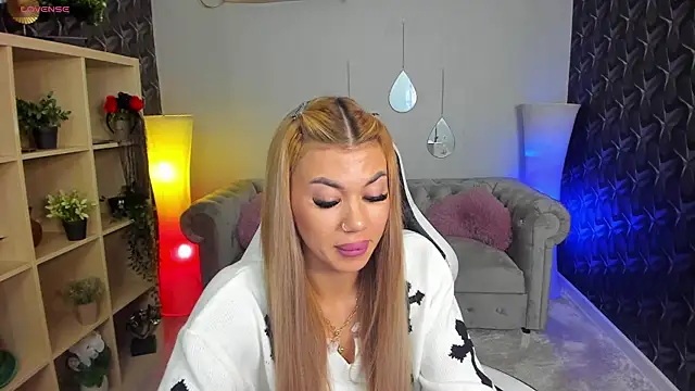 Snapshot of xPuka chatting on 4, 12, 2025 xPuka online show from 4, 12, 2025