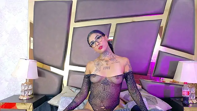 Snapshot of EmilieLake chatting on 21, 10, 2025 EmilieLake online show from 21, 10, 2025
