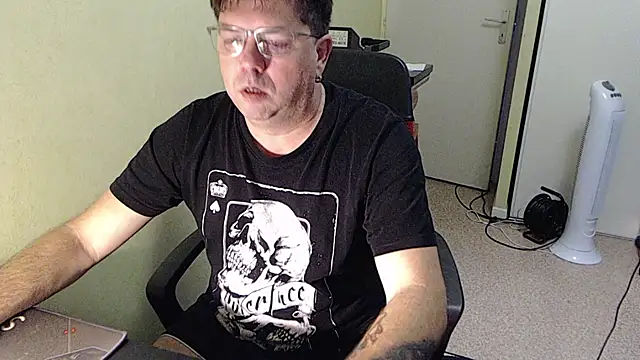 Snapshot of blueandwhite1 chatting on 11, 11, 2025 blueandwhite1 online show from 11, 11, 2025