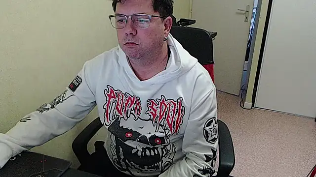 Snapshot of blueandwhite1 chatting on 18, 11, 2025 blueandwhite1 online show from 18, 11, 2025