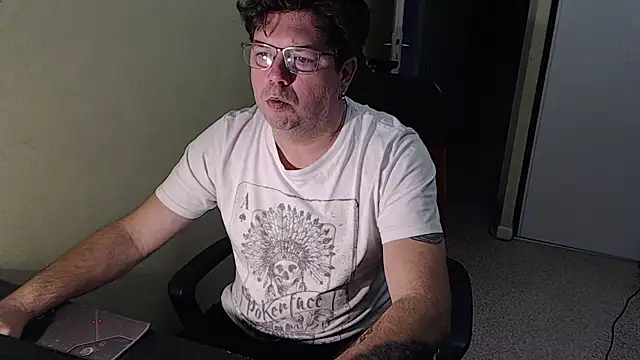 Snapshot of blueandwhite1 chatting on 21, 12, 2025 blueandwhite1 online show from 21, 12, 2025