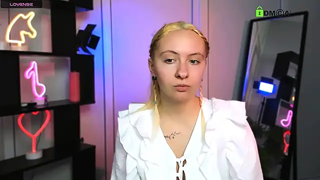 mila glow1 online show from 17, 12, 2025