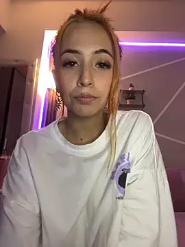 Snapshot of Little_ginger chatting on 12, 10, 2025 Little ginger online show from 12, 10, 2025