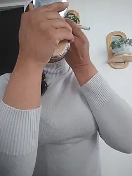 KittyHoleshot87 online show from 8, 4, 2026