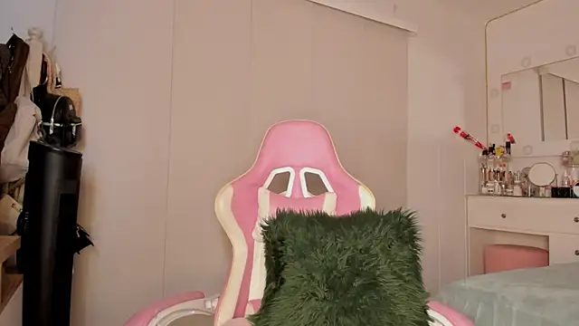 Snapshot of Lauuuuuuuu_ chatting on 26, 9, 2025 Lauuuuuuuu online show from 26, 9, 2025