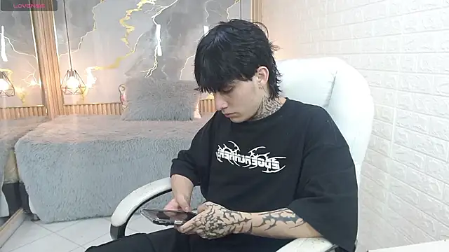 Snapshot of Iantwink18 chatting on 6, 3, 2026 Iantwink18 online show from 6, 3, 2026