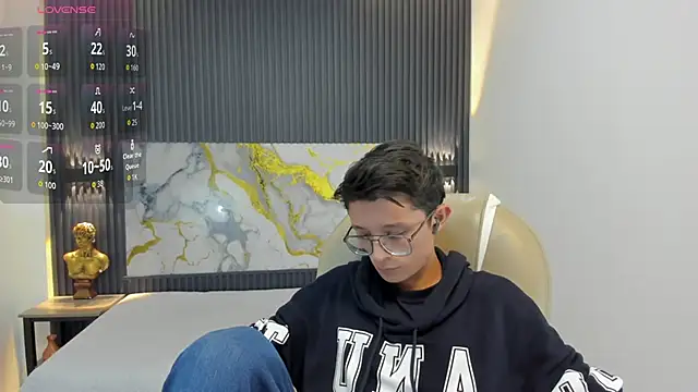 SantiagoRusso18 online show from 6, 10, 2025