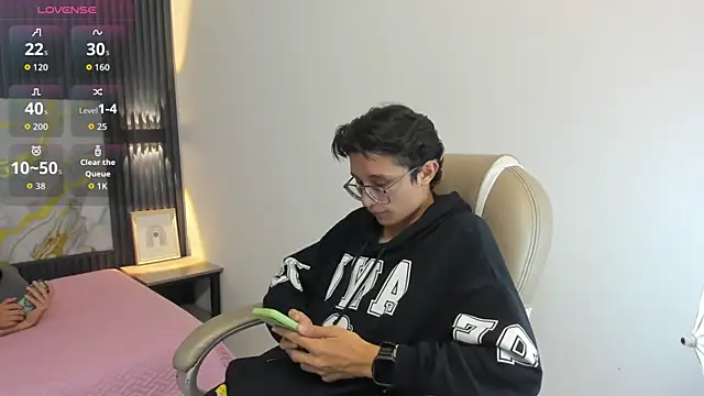 SantiagoRusso18 online show from 8, 11, 2025