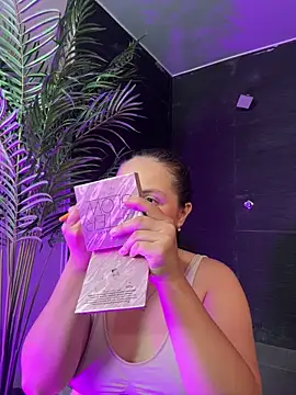 Tayler Kim online show from 5, 4, 2026