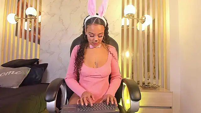 Melaniegh  online show from 17, 10, 2025