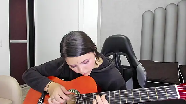 Charlotte-Star online show from 5, 12, 2025