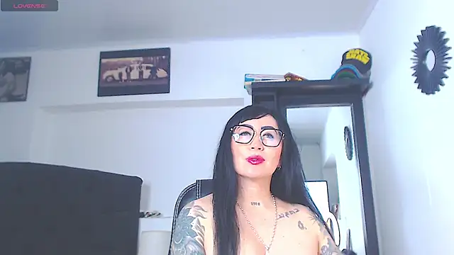 Snapshot of Vicky_hotmilf chatting on 6, 7, 2026 Vicky hotmilf online show from 6, 7, 2026