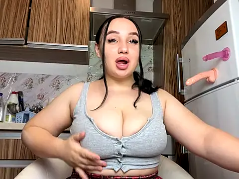 Snapshot of curvybombb chatting on 8, 10, 2025 curvybombb online show from 8, 10, 2025