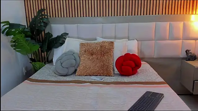 Roseaurora online show from 27, 2, 2026