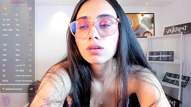 sofiapalacioss online show from 13, 4, 2026