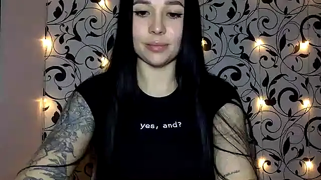 Snapshot of Ivelaa chatting on 1, 11, 2025 Ivelaa online show from 1, 11, 2025