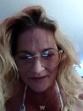 Snapshot of Goldenndoll chatting on 20, 11, 2025 Goldenndoll online show from 20, 11, 2025