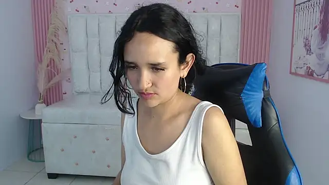 Snapshot of bella_vibess_s chatting on 8, 10, 2025 bella vibess s online show from 8, 10, 2025