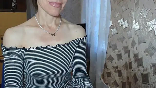 Snapshot of Two_Sisters chatting on 17, 9, 2025 Two Sisters online show from 17, 9, 2025