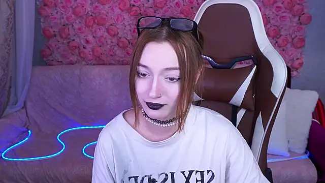 Snapshot of FoxyMayy chatting on 8, 6, 2026 FoxyMayy online show from 8, 6, 2026