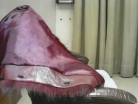 short girl  online show from 18, 1, 2026