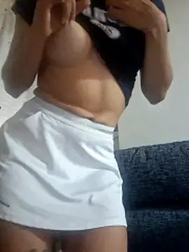Snapshot of Lauraxxsteen chatting on 2, 5, 2026 Lauraxxsteen online show from 2, 5, 2026
