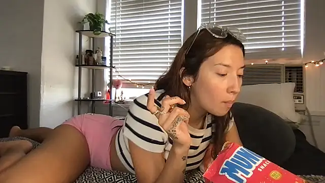 Snapshot of yoursweetestlilly chatting on 21, 9, 2025 yoursweetestlilly online show from 21, 9, 2025