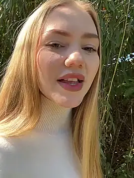 MilaMoone online show from 4, 10, 2025