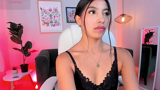 Snapshot of Tiffany_Low chatting on 19, 6, 2026 Tiffany Low online show from 19, 6, 2026