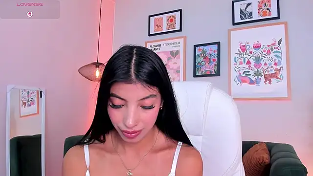 Snapshot of Tiffany_Low chatting on 21, 7, 2026 Tiffany Low online show from 21, 7, 2026