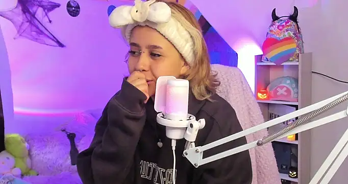 NekoWaifu online show from 4, 10, 2025