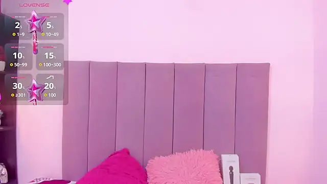 HoollyHendrix online show from 8, 10, 2025