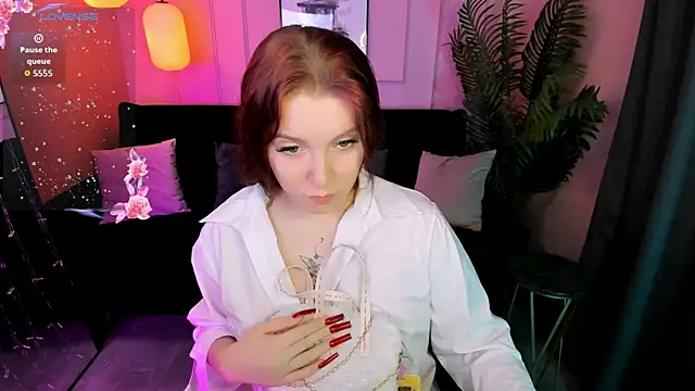 Layla Glam online show from 12, 4, 2026