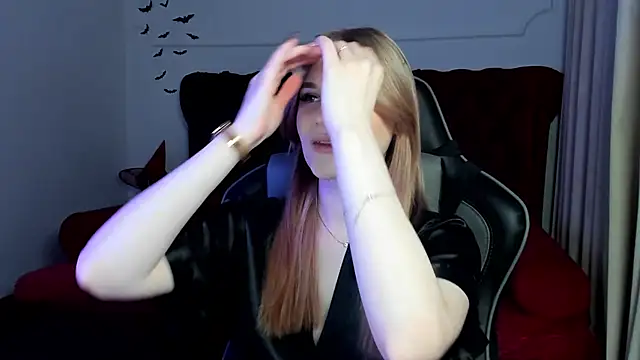 Snapshot of AriaWell chatting on 28, 10, 2025 AriaWell online show from 28, 10, 2025