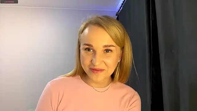 Snapshot of TanekaBoitel chatting on 3, 10, 2025 TanekaBoitel online show from 3, 10, 2025
