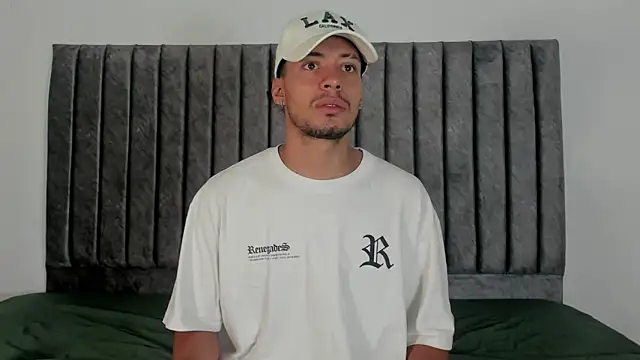 Snapshot of aroncooper1 chatting on 7, 10, 2025 aroncooper1 online show from 7, 10, 2025