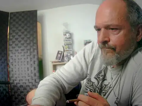 Snapshot of HippieDad333 chatting on 23, 9, 2025 HippieDad333 online show from 23, 9, 2025