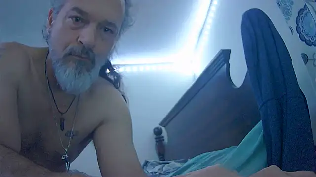 Snapshot of HippieDad333 chatting on 18, 12, 2025 HippieDad333 online show from 18, 12, 2025