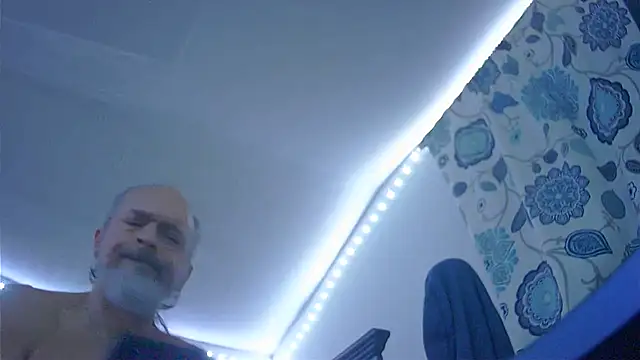 Snapshot of HippieDad333 chatting on 19, 12, 2025 HippieDad333 online show from 19, 12, 2025