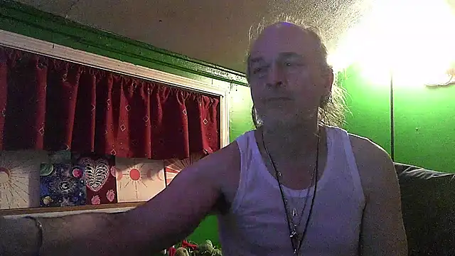 Snapshot of HippieDad333 chatting on 4, 2, 2026 HippieDad333 online show from 4, 2, 2026