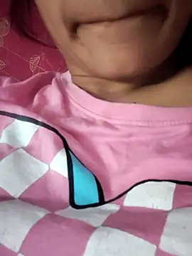 Snapshot of Queen-Bee143 chatting on 19, 2, 2026 Queen-Bee143 online show from 19, 2, 2026