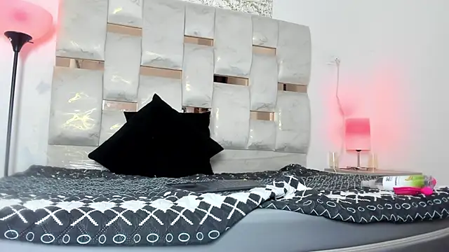 Nyra 18 online show from 14, 11, 2025