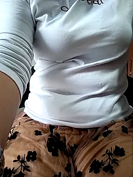 Snapshot of TiffinyLaz chatting on 4, 11, 2025 TiffinyLaz online show from 4, 11, 2025