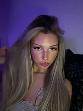 Snapshot of blondeeee chatting on 7, 2, 2026 blondeeee online show from 7, 2, 2026