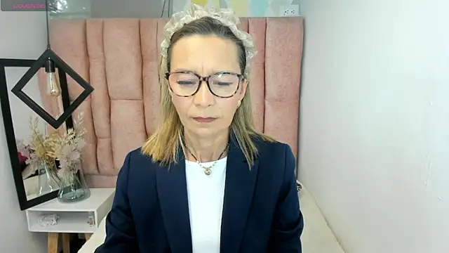 Issa Milf   online show from 28, 5, 2026