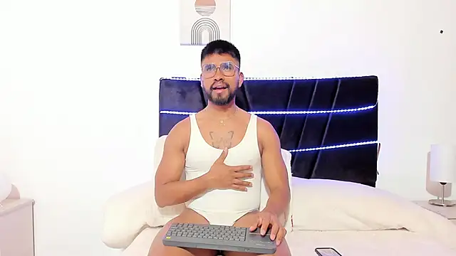 Taylormaccurdy  online show from 18, 11, 2025