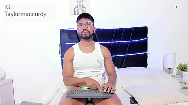 Taylormaccurdy  online show from 25, 11, 2025