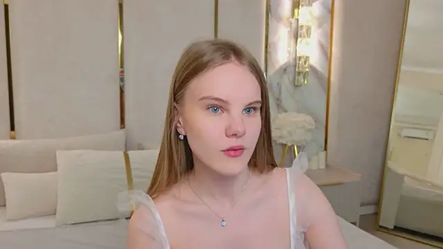 Lili Lohan online show from 24, 7, 2026