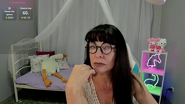 Snapshot of LindaRomero chatting on 9, 10, 2025 LindaRomero online show from 9, 10, 2025